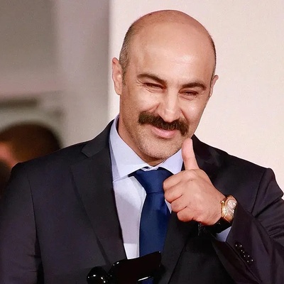 شوخی عجیب محسن تنابنده با بازیگر خارجی پایتخت! اصلاً به قیافه‌اش نمی‌خوره این‌طوری حرف بزنه!/ افشاگری جالب محسن تنابنده!