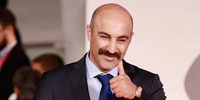 شوخی عجیب محسن تنابنده با بازیگر خارجی پایتخت! اصلاً به قیافه‌اش نمی‌خوره این‌طوری حرف بزنه!/ افشاگری جالب محسن تنابنده!