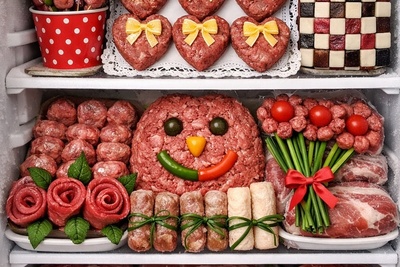 خلاقیت خنده دار عروس تبریزی برای خودشیرینی پیش خانواده شوهر با تزئین گوشت چرخ کرده فریزر/ برای همینه که میگن هنر نزد ایرانیان است +عکس