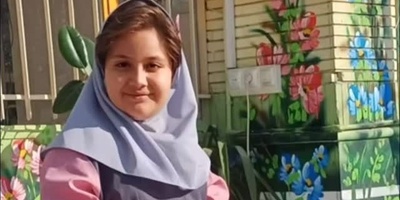 دانش آموز هنرمند با اجرای آهنگ «عالم عشق» سر صف استعدادش رو به همکلاسی هاش نشون داد/ آینده اش خیلی درخشانه
