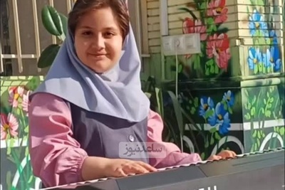 دانش آموز هنرمند با اجرای آهنگ «عالم عشق» سر صف استعدادش رو به همکلاسی هاش نشون داد/ آینده اش خیلی درخشانه