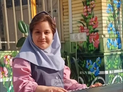 دانش آموز هنرمند با اجرای آهنگ «عالم عشق» سر صف استعدادش رو به همکلاسی هاش نشون داد/ آینده اش خیلی درخشانه