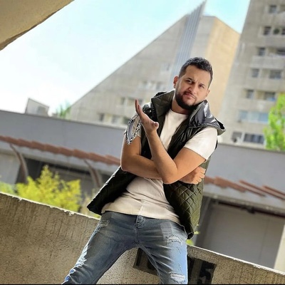 دکوراسیون خونه مجردی سیاوش خیرابی، فرید آوای باران؛ از بالکنی بزرگ و دلباز تا پذیرایی نورگیر و شومینه مرمر مخصوص خانه‌های اعیانی +ویدیو