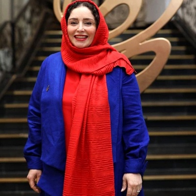 لحظه برنده شدن ژاله صامتی به عنوان بهترین بازیگر کمدی توسط گوهر خیراندیش و دخترش +ویدئو / پژمان جمشیدی چه دستی واسش میزنه