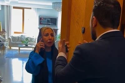 فیلم/نگاهی به چیدمان منزل شاهانه مرجانه گلچین بازیگر سریال بامداد خمار در روز اسباب کشی/ اتاق جوایز و ویترین تندیس ها، مبلمان سلطنتی، آباژور، لوستر کریستالی اعیانی، تی وی روم و...