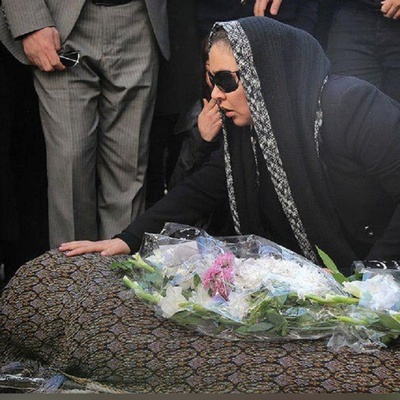 مروری دوباره بر مراسم خاکسپاری همسر زیبا بروفه؛ از بی تابی شدید خانم بازیگر هنگام دیدن  پیکر همسر جوانش تا دلداری دادن علیرام نورایی به او +عکس و فیلم