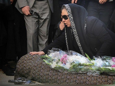 مروری دوباره بر مراسم خاکسپاری همسر زیبا بروفه؛ از بی تابی شدید خانم بازیگر هنگام دیدن  پیکر همسر جوانش تا دلداری دادن علیرام نورایی به او +عکس و فیلم