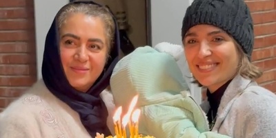 سورپرایز تولد مونا کرمی در پشت صحنه نمایش «باران اسیدی» با حضور مهسا طهماسبی، فاطیما بهارمست که به بوسه عاشقانه همسرش مزین شد/ خوشبختی یعنی همین❤+فیلم