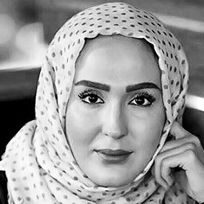 نگاهی به چیدمان عزای زهره فکور صبور با شمع و گل و قاب عکس در خانه پدری‌اش/ روحش شاد و یادش گرامی+عکس