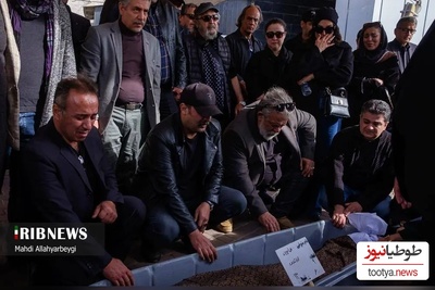 اشک های تلخ مصطفی زمانی و حسن پورشیرازی موقع نماز میت خواندنهمایون ارشادی+ تصاویر حاشیه‌ای از حضور  لیلابلوکات، فرهاد آئیش و سیروش مقدم