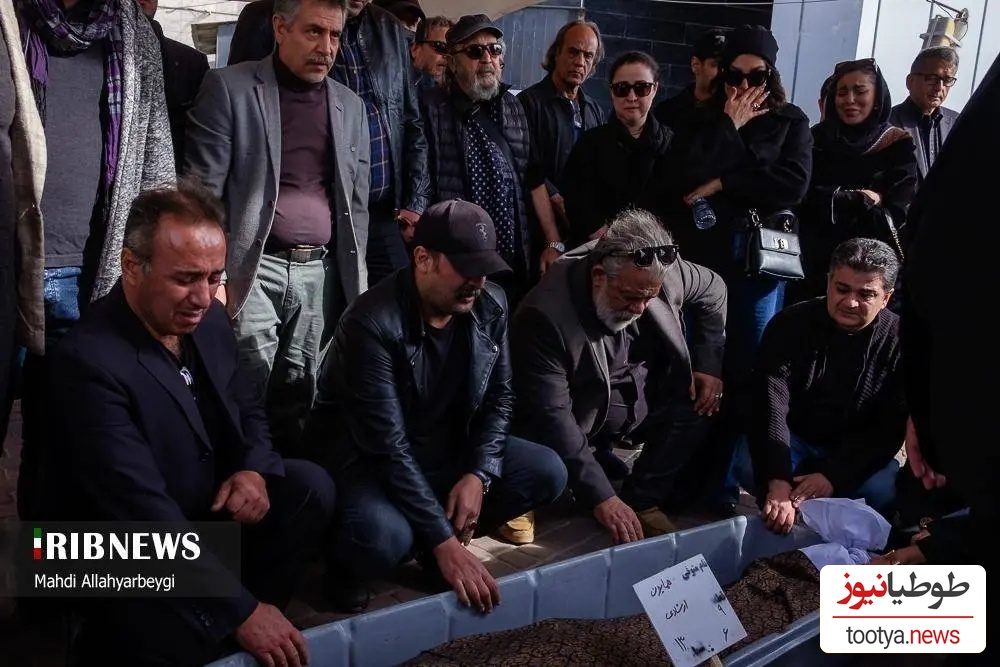 اشک های تلخ مصطفی زمانی و حسن پورشیرازی موقع نماز میت خواندنهمایون ارشادی+ تصاویر حاشیه‌ای از حضور  لیلابلوکات، فرهاد آئیش و سیروش مقدم