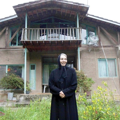 پروانه معصومی بازیگر سریال یوسف پیامبر در همچین بهشتی زندگی میکرد؛ از خانه‌ای با دکوراسیونی ساده و بدون تجملات تا آشپزخانه‌ای با ویوی جنگل+ویدیو