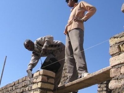 خلاقیت خنده دار اوستا بنایِ جنوبی برای حمل فرغون با دوچرخه حرفی برای گفتن نذاشت/ امکانات صفر هوش 100