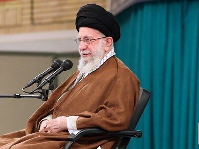 تصویری جالب از یک بانوی ایرانی با پوشش متفاوت در دیدار رهبر معظم انقلاب!