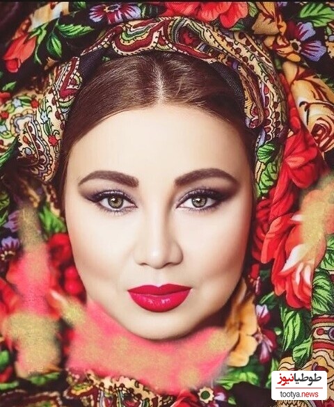 نگاهی به تیپ و استایل قاجاری بهنوش بختیاری در شب یلدا با لباس سبز اعیانی و تاج پادشاهی