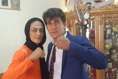 چرخی در  منزل ایرانی پسند شهربانو منصوریان، شیرزن ووشویوکار ایرانی با چیدمان شیک/از مبلمان مدرن و پرده اعیانی تا فرش آبی فیروزه‌ای