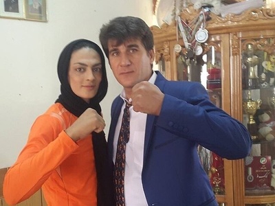 چرخی در  منزل ایرانی پسند شهربانو منصوریان، شیرزن ووشویوکار ایرانی با چیدمان شیک/از مبلمان مدرن و پرده اعیانی تا فرش آبی فیروزه‌ای