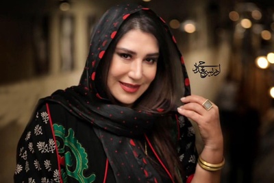 نگاهی به چیدمان لوکس و شیک خانه نسیم ادبی/ از فرش ابریشمی سورمه‌ای تا میز های چوبی😍 +ویدیو